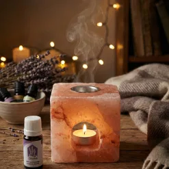 Kocka alakú Himalája sómécses aroma diffúzor égő teamécsessel és egy üveg levendula illóolajjal