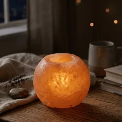 Gömb alakú himalája sómécses meleg, narancsos fénnyel.